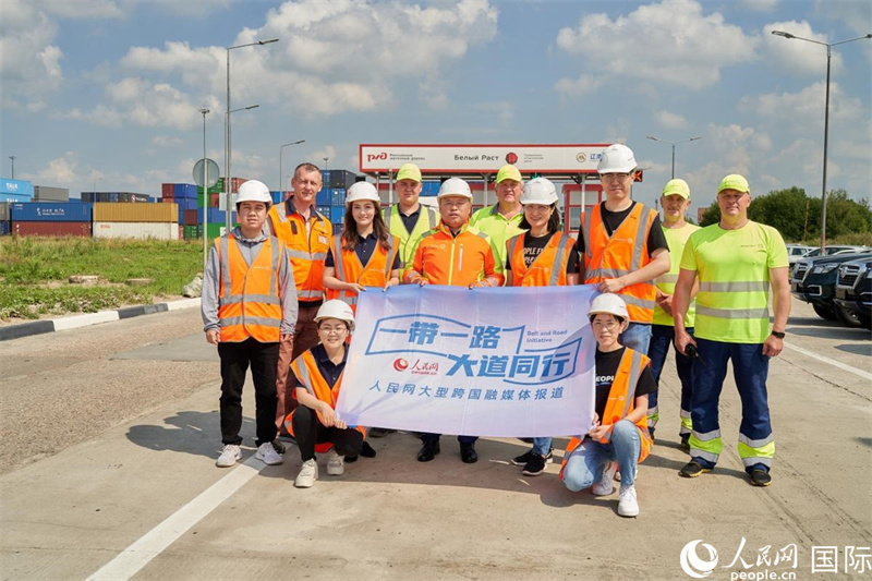 人民網(wǎng)記者在莫斯科別雷拉斯特物流中心采訪。