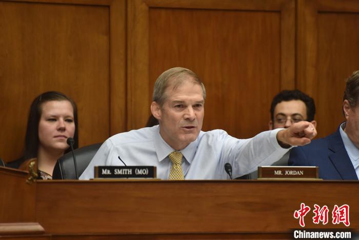 當?shù)貢r間10月13日，美國國會眾議院共和黨人就議長候選人再次進行黨內(nèi)投票，眾議院司法委員會主席吉姆·喬丹獲得黨內(nèi)提名。圖為喬丹今年9月在眾議院監(jiān)督和問責委員會聽證會上發(fā)言。 <a target='_blank' href='/'><p  align=