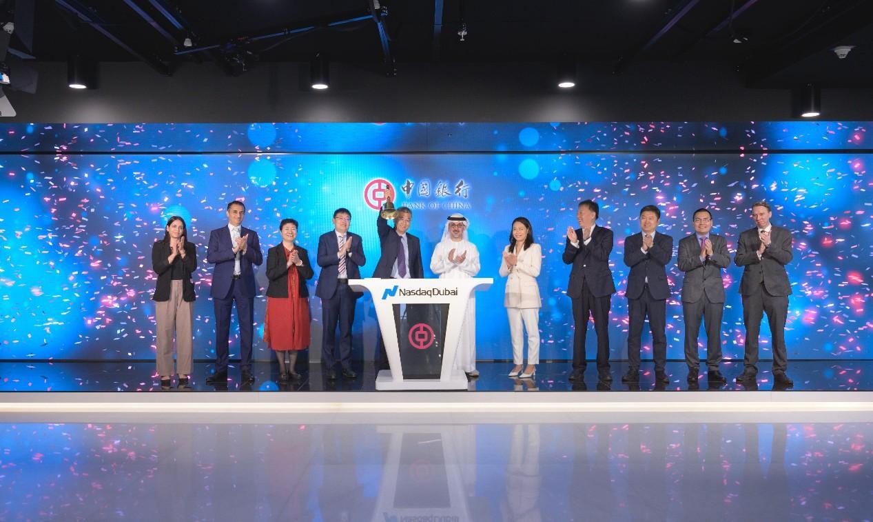 圖為中外嘉賓出席搖鈴儀式。迪拜納斯達克供圖