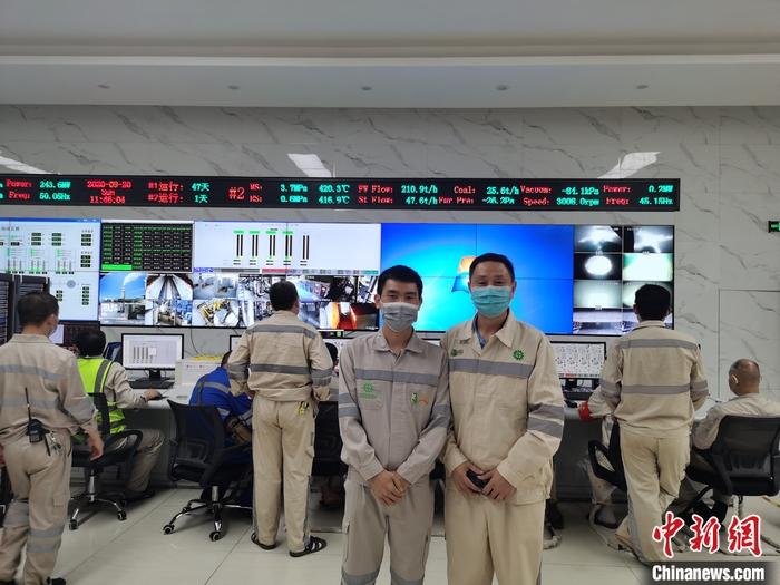 圖為張歡國(guó)(右)和青山項(xiàng)目中方負(fù)責(zé)人的控制室合影。 受訪者供圖