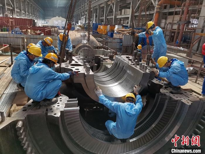 圖為青山緯達(dá)貝園區(qū)汽輪機(jī)機(jī)組在進(jìn)行現(xiàn)場(chǎng)安裝。 受訪者供圖