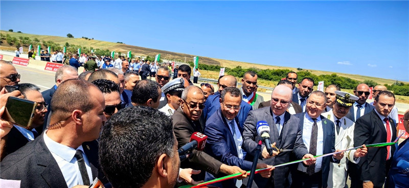 2023年8月12日，阿爾及利亞總理阿卜杜拉赫曼（前右四）參加阿爾及利亞東西高速公路東標(biāo)段主線84公里段通車儀式。中信建設(shè)供圖