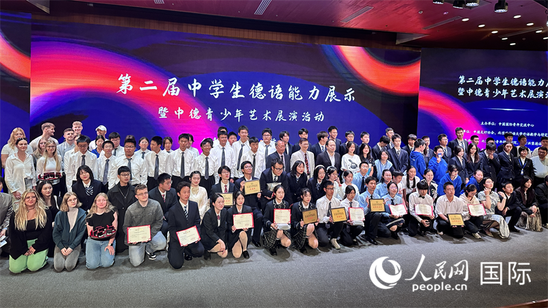 現(xiàn)場(chǎng)學(xué)生與嘉賓合影。（攝影：張麗鷗）