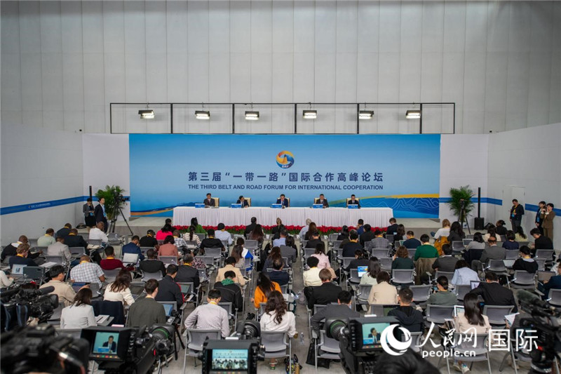 10月16日，第三屆“一帶一路”國際合作高峰論壇新聞中心在北京國家會議中心舉行首場吹風會，邀請自然資源部國際合作司和相關(guān)單位負責人介紹有關(guān)情況，并回答記者提問。人民網(wǎng)記者 翁奇羽攝