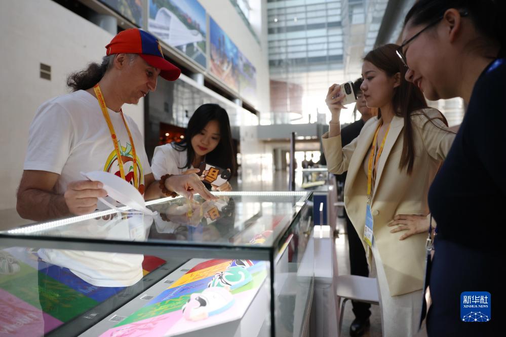 10月16日，參會(huì)記者在“一帶一路”國(guó)際合作高峰論壇新聞中心參觀展示的中國(guó)非物質(zhì)文化遺產(chǎn)展品。新華社記者 陳斌 攝