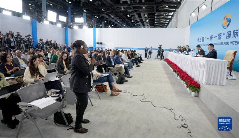 10月16日，第三屆“一帶一路”國際合作高峰論壇新聞中心在北京國家會(huì)議中心舉行首場(chǎng)吹風(fēng)會(huì)，邀請(qǐng)自然資源部國際合作司和相關(guān)單位負(fù)責(zé)人介紹有關(guān)情況，并回答記者提問。新華社記者 王毓國攝