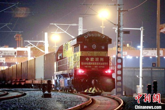 圖為中歐班列整裝待發(fā)?！＄姾擦?攝