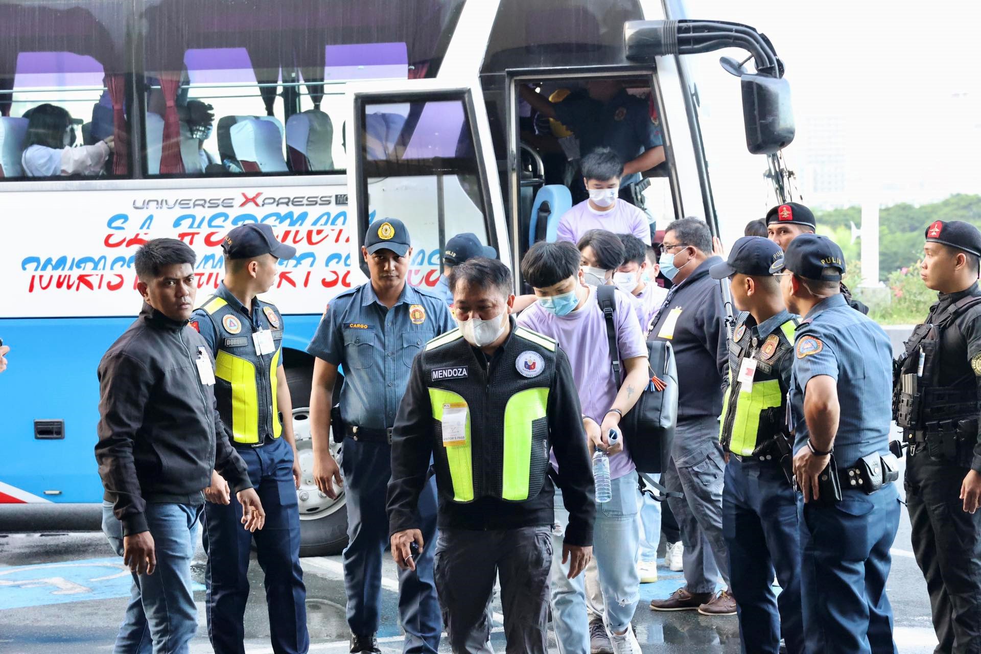 中菲兩國執(zhí)法部門合作遣返在菲從事離岸博彩的中國公民。中國駐菲律賓使館供圖