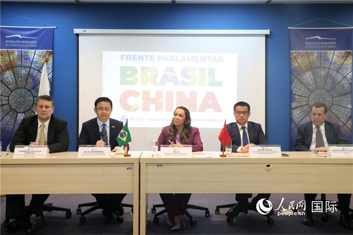 新一屆里約州巴西中國議員陣線在里約熱內(nèi)盧成立并舉行慶?；顒?dòng)，與會(huì)嘉賓在現(xiàn)場致辭。 人民網(wǎng)記者 時(shí)元皓攝