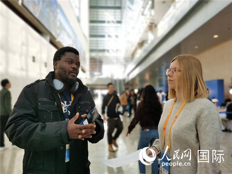 剛果（金）未來集團廣播電視部記者雨果-恩澤扎接受人民網(wǎng)采訪。人民網(wǎng) 孫鴻宇攝