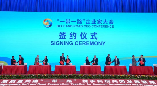 　　這是10月17日拍攝的簽約儀式現(xiàn)場。當(dāng)日，“一帶一路”企業(yè)家大會在北京召開。（新華社記者王毓國攝）
