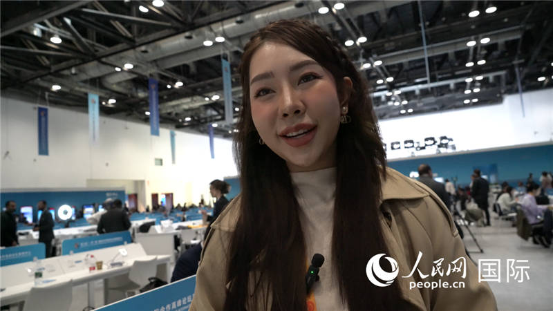 泰國TOPNEWS電視臺主播蓬薩婉?乍如潘（Phonsawan Jarupan）與記者交談。人民網(wǎng) 楊春燕攝