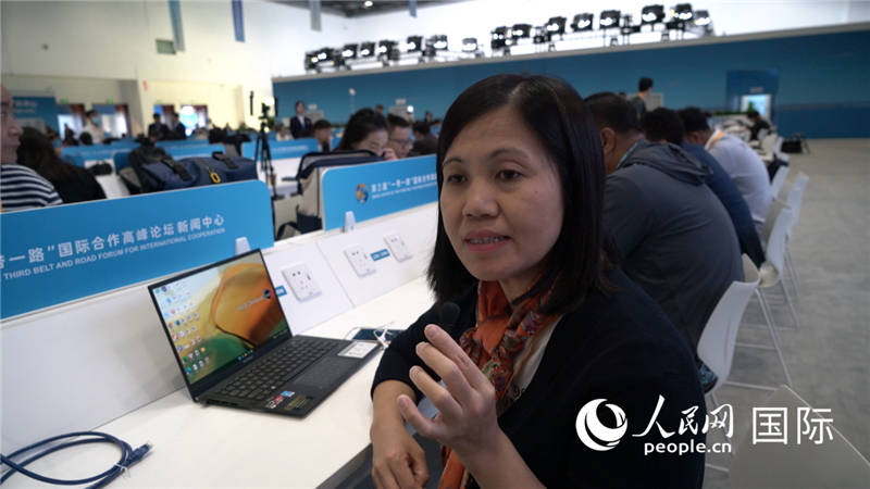 越南之聲廣播電臺記者胡鴻行（音譯，H? H?ng H?nh）與記者交談。人民網(wǎng) 楊春燕攝