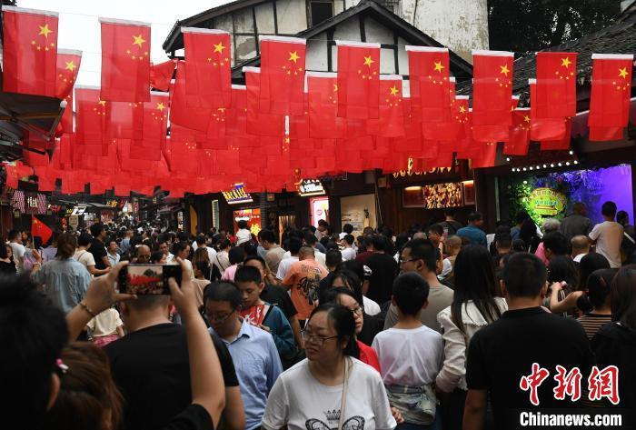 圖為重慶千年古鎮(zhèn)磁器口游人如織。<a target='_blank' href='/' ><p  align=