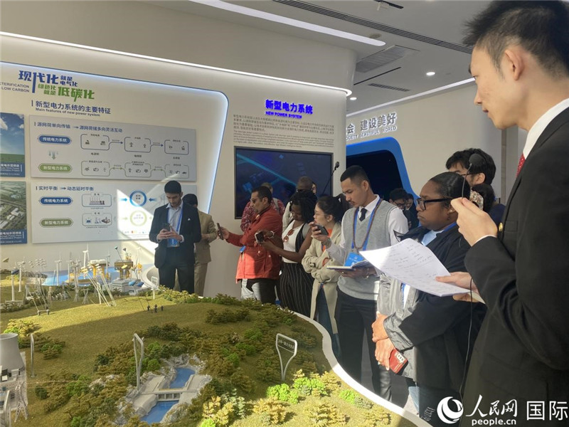 2023“一帶一路”媒體合作論壇聯(lián)合采訪團(tuán)參訪中國(guó)能建。人民網(wǎng)記者 于洋攝