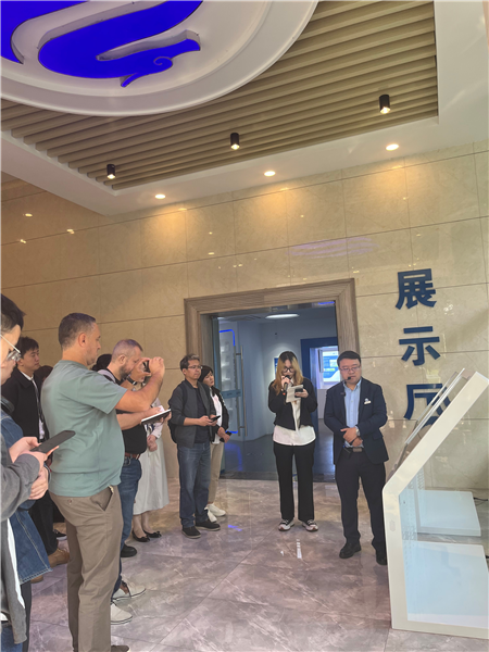 （在文瀾智谷中試產(chǎn)業(yè)基地，中外記者深入了解科技轉(zhuǎn)化情況 趙橙涔攝）