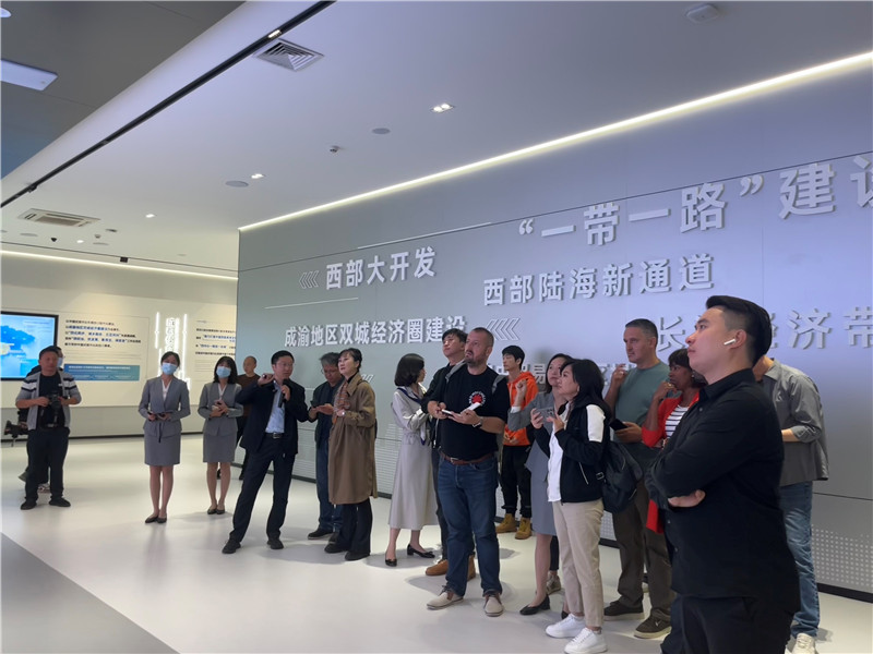 （成都國際鐵路港展廳，中外記者邊聽邊記，了解成都國際鐵路港運(yùn)行情況 趙橙涔攝