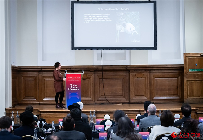 英國(guó)旅游達(dá)人瑪麗亞·拉莫爾作來(lái)川游歷主題分享。人民網(wǎng) 郭錦標(biāo)攝