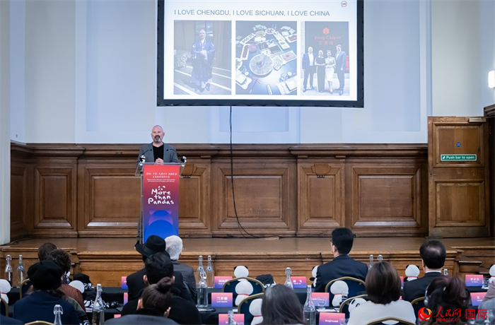 英國(guó)群英創(chuàng)意全球首席執(zhí)行官杰米·撒杰特在現(xiàn)場(chǎng)發(fā)言，分享如何進(jìn)一步提升四川旅游的國(guó)際影響力、吸引更多的英國(guó)游客。人民網(wǎng) 郭錦標(biāo)攝