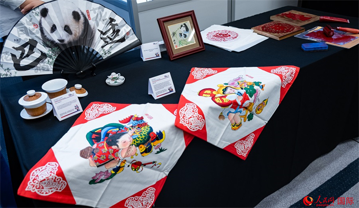 活動(dòng)現(xiàn)場(chǎng)的現(xiàn)場(chǎng)文創(chuàng)展、互動(dòng)體驗(yàn)區(qū)、非遺區(qū)展示。人民網(wǎng) 郭錦標(biāo)攝