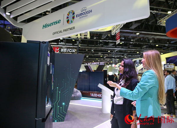 訪客在海信集團展臺參觀。人民網(wǎng) 塔里克·易卜拉欣攝