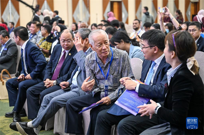 10月21日，在馬來西亞行政首都普特拉賈亞，嘉賓在第五屆中國—東盟視聽周開幕活動上交談。新華社記者 程一恒 攝