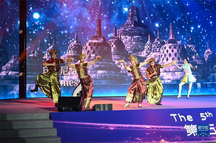 10月21日，在馬來西亞行政首都普特拉賈亞，演員在第五屆中國—東盟視聽周開幕活動上表演。新華社記者 程一恒 攝