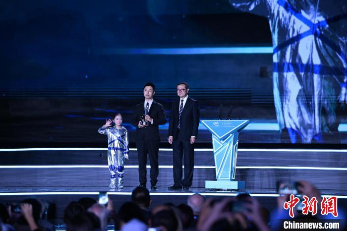 10月21日，2023雨果獎在成都揭曉。中國科幻作家海漄憑小說《時空畫師》獲2023雨果獎“最佳短中篇小說”。　圖片由第81屆世界科幻大會組委會提供