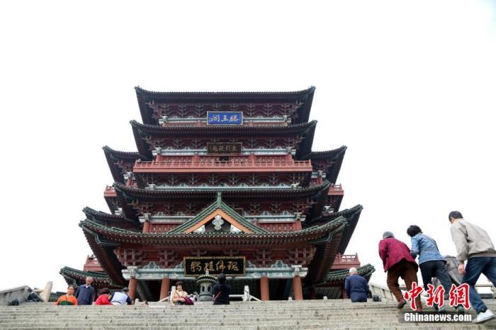 資料圖：中國農(nóng)歷九月初九，重陽佳節(jié)。民眾來到位于江西南昌的滕王閣旅游區(qū)，登高祈福。<a target='_blank' href='/'><p  align=