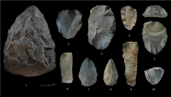 石制品 1.手斧 2、4、5.勒瓦婁哇石核（循環(huán)剝片法、優(yōu)先剝片法）3.勒瓦婁哇石葉石核 6.勒瓦婁哇石葉 7、8.勒瓦婁哇尖狀器 9.石葉 10.錐形石葉石核。中肯聯(lián)合考古隊(duì)供圖