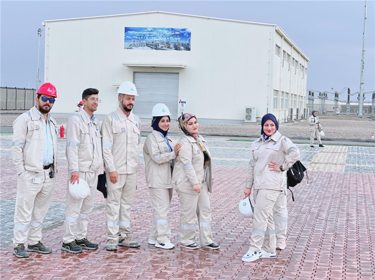 部分伊拉克員工合影。中國(guó)石油工程建設(shè)有限公司供圖