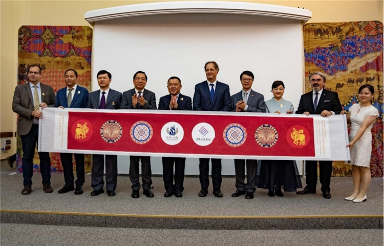 “絲路綺粲—中國絲綢藝術(shù)展”開幕式在匈牙利首都布達佩斯舉行。布達佩斯中國文化中心供圖