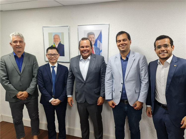 巴伊亞州副州長杰拉爾多·儒尼奧爾（中）與中國—巴伊亞州礦業(yè)委員會(huì)主要成員合影。巴西巴伊亞州“中國—巴伊亞州礦業(yè)委員會(huì)”供圖