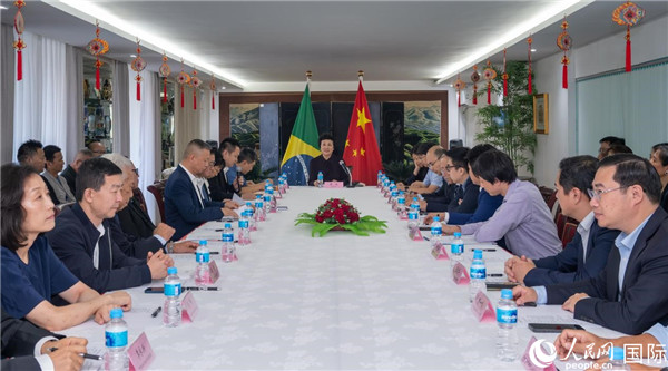 當(dāng)?shù)貢r(shí)間10月23日，國務(wù)院僑務(wù)辦公室主任陳旭（中）在巴西里約熱內(nèi)盧出席國務(wù)院僑辦代表團(tuán)與里約僑界座談會(huì)。  王天聰 攝