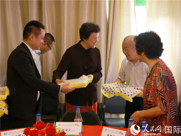 當(dāng)?shù)貢r(shí)間10月23日，國務(wù)院僑務(wù)辦公室主任陳旭（中）在巴西華人文化交流協(xié)會(huì)會(huì)館出席里約僑界舉辦的重陽節(jié)敬老聯(lián)歡活動(dòng)，并為里約僑界長(zhǎng)者代表送上慰問品。  人民網(wǎng)記者 陳海琪攝