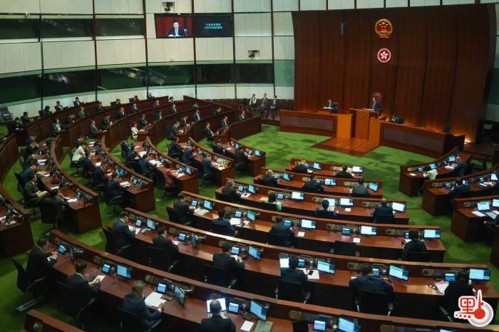 李家超在立法會宣讀新一份施政報告。圖片來源：香港“點新聞” 麥鈞杰 攝