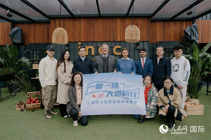 在烏拉圭第118屆普拉多牧農(nóng)業(yè)國(guó)際博覽會(huì)上，烏拉圭國(guó)家肉類協(xié)會(huì)主席與人民網(wǎng)記者合影。人民網(wǎng)記者 張若涵攝