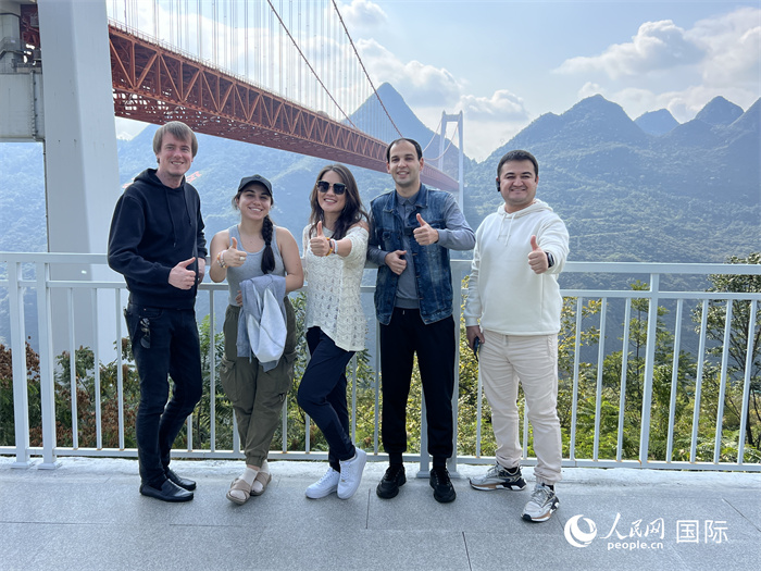 歐亞國(guó)家記者在壩陵河大橋下合影，并給大橋“點(diǎn)贊”。人民網(wǎng) 花放攝