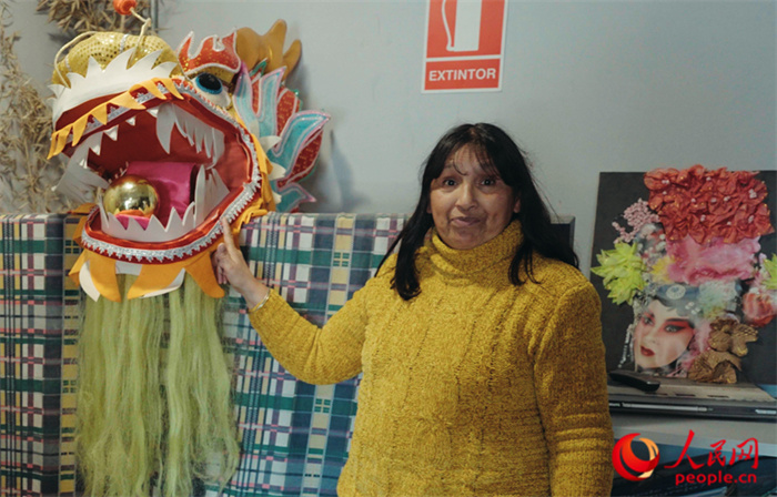 “熊貓閱覽室”一角。盧漢·梅洛為記者展示大使館贈(zèng)送的龍頭。人民網(wǎng)記者 張若涵攝