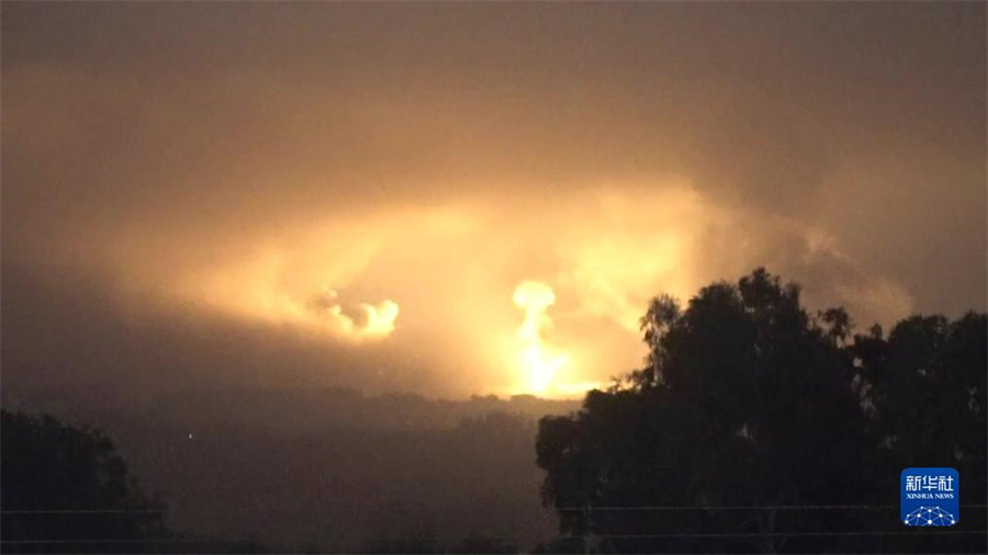 這張從以色列國防軍發(fā)布視頻中截取的圖片顯示，10月27日晚，以軍進(jìn)入加沙地帶開展地面行動(dòng)。新華社發(fā)