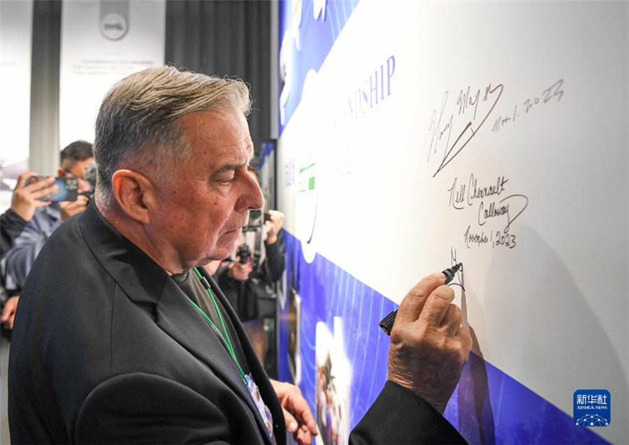 11月1日，美中航空遺產(chǎn)基金會(huì)主席格林在重慶史迪威博物館友誼墻上簽名。新華社記者 王全超 攝