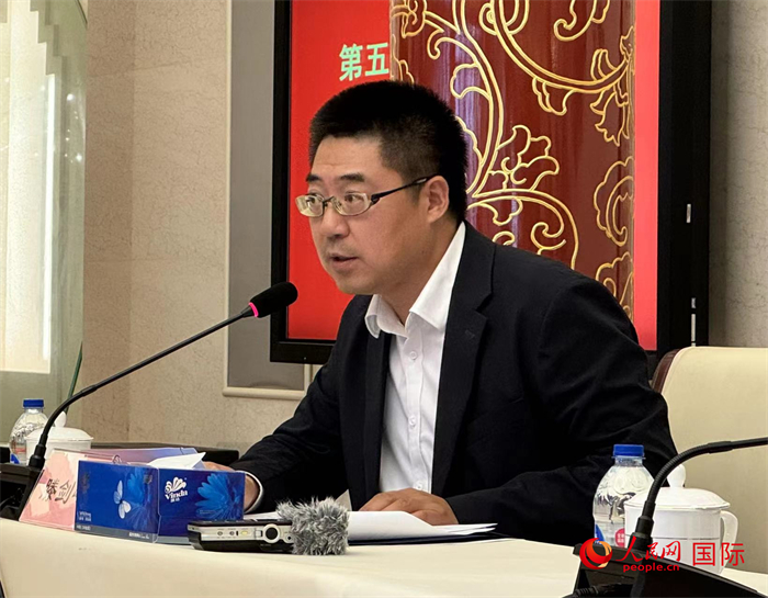 10月31日，歐美同學(xué)會副秘書長滕劍峰在第五屆中法文化論壇媒體吹風(fēng)會上講話。（人民網(wǎng) 謝瑩攝）