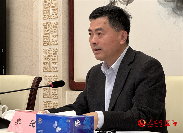 10月31日，歐美同學(xué)會秘書長李民在第五屆中法文化論壇媒體吹風(fēng)會上講話。（人民網(wǎng) 謝瑩攝）