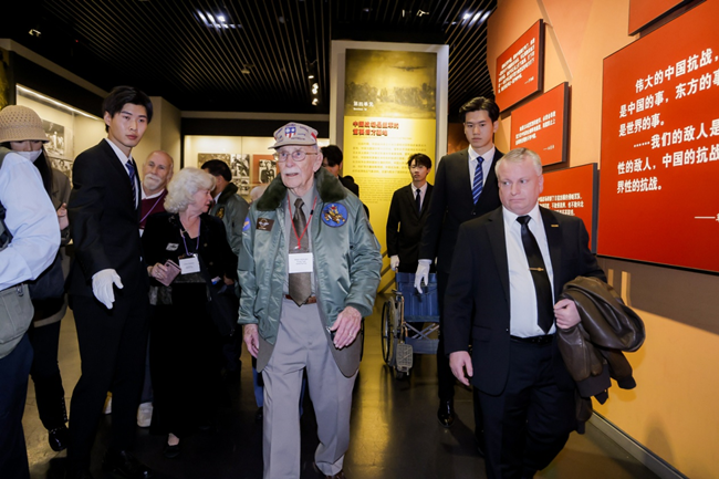 2023年10月30日，美國飛虎隊老兵梅爾·麥克馬倫一行參訪中國人民抗日戰(zhàn)爭紀(jì)念館。中國人民對外友好協(xié)會供圖