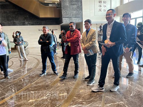   （外媒記者參觀(guān)中國(guó)藥都中醫(yī)藥博物館。中國(guó)經(jīng)濟(jì)周刊記者 郭志強(qiáng) 攝）