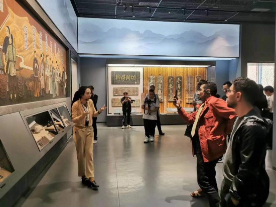  2023“一帶一路”媒體合作論壇聯(lián)合采訪團(tuán)參觀中國藥都中醫(yī)藥博物館。（本報(bào)記者 黃超攝）