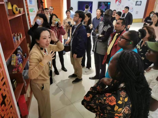 2023“一帶一路”媒體合作論壇聯(lián)合采訪團(tuán)參觀仁和863科技園產(chǎn)品展示區(qū)。（本報(bào)記者 黃超攝）