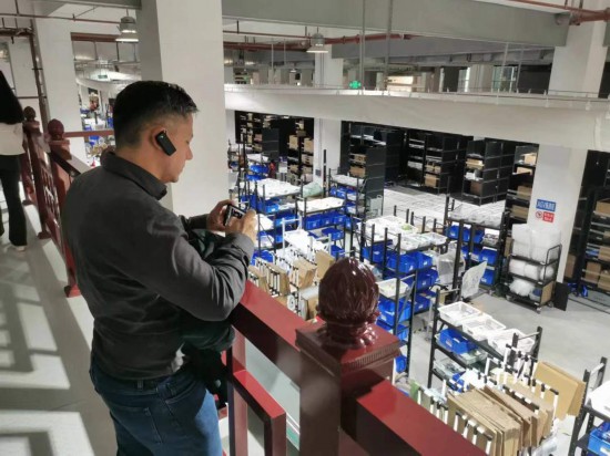 2023“一帶一路”媒體合作論壇聯(lián)合采訪團(tuán)團(tuán)員在仁和醫(yī)藥物流園拍攝記錄轉(zhuǎn)運(yùn)流程。（本報(bào)記者 黃超攝）