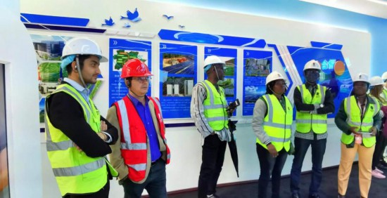   2023“一帶一路”媒體合作論壇聯(lián)合采訪團(tuán)走進(jìn)江西公司新余市綜合智慧零碳電廠展廳。（本報記者 周歡攝）