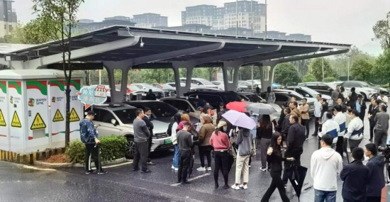   2023“一帶一路”媒體合作論壇聯(lián)合采訪團(tuán)參觀新余市分宜縣行政服務(wù)中心“光儲充放檢”項(xiàng)目。（受訪者供圖）